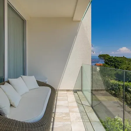 Stella - Heated Rooftop Swimming Pool Apartment
