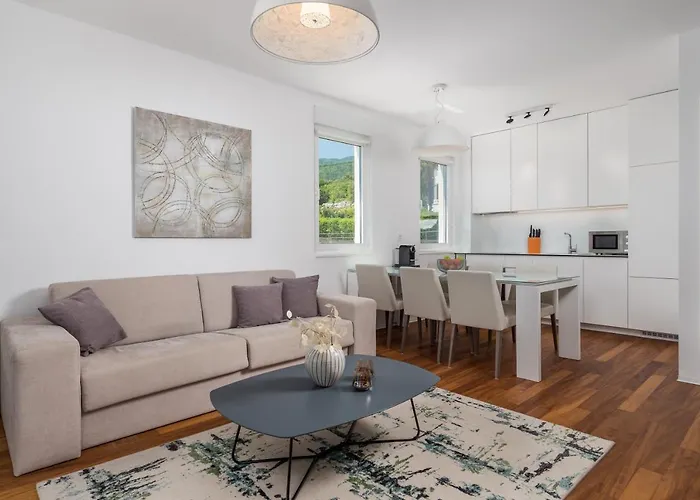 Stella - Heated Rooftop Swimming Pool Apartment