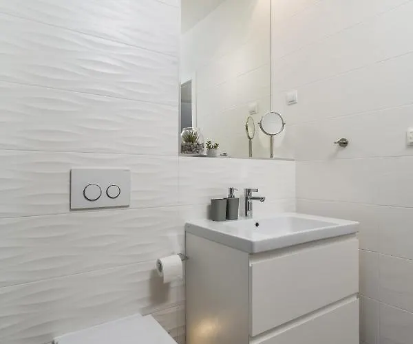 Stella - Heated Rooftop Swimming Pool Apartment *