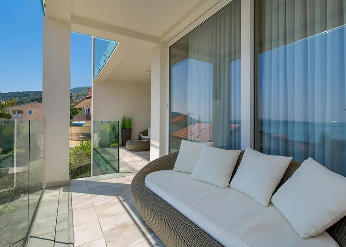Stella - Heated Rooftop Swimming Pool Apartment