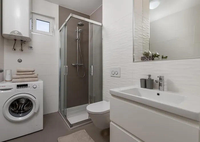 Stella - Heated Rooftop Swimming Pool Apartment *