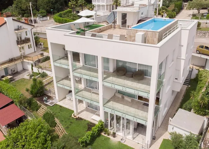 Stella - Heated Rooftop Swimming Pool Apartment