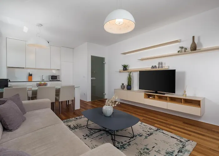 Stella - Heated Rooftop Swimming Pool Apartment