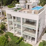 Stella - Heated Rooftop Swimming Pool شقة